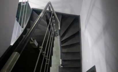 Schody policzkowe z metalowymi balustradami