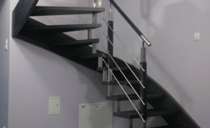 Schody policzkowe z metalowymi balustradami