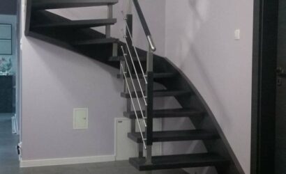 Schody policzkowe z metalowymi balustradami