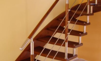 Schody policzkowe z metalowymi balustradami