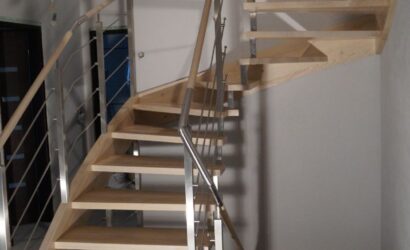 Schody policzkowe z metalowymi balustradami