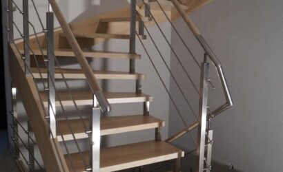 Schody policzkowe z metalowymi balustradami