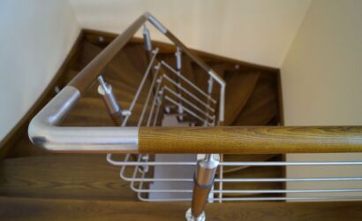 Schody policzkowe z metalowymi balustradami