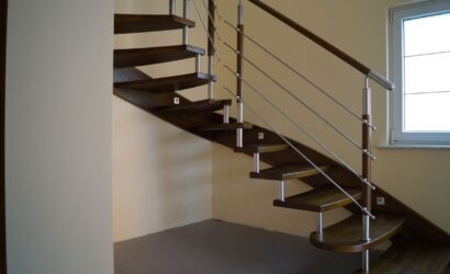 Schody policzkowe z metalowymi balustradami