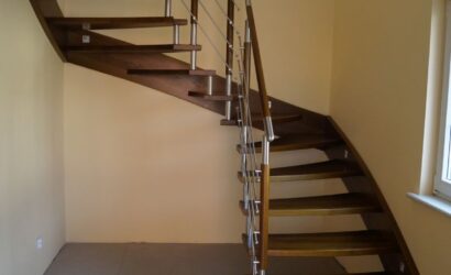 Schody policzkowe z metalowymi balustradami