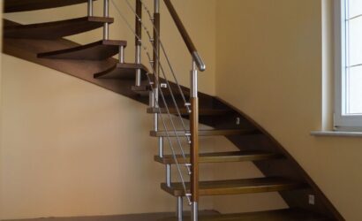 Schody policzkowe z metalowymi balustradami