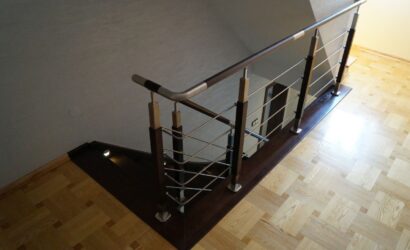 Schody policzkowe z metalowymi balustradami