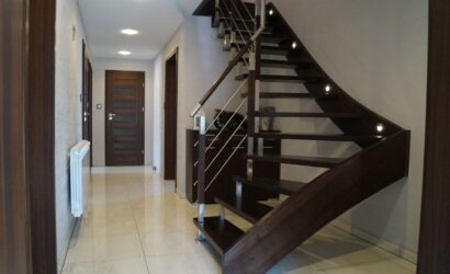 Schody policzkowe z metalowymi balustradami