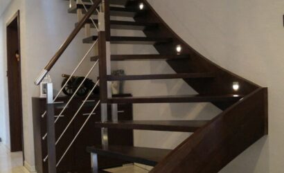Schody policzkowe z metalowymi balustradami