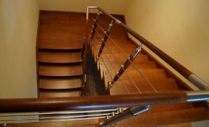 Schody policzkowe z metalowymi balustradami