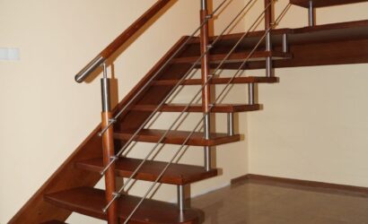 Schody policzkowe z metalowymi balustradami
