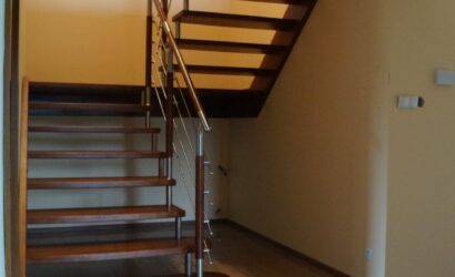 Schody policzkowe z metalowymi balustradami