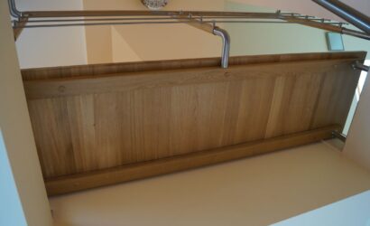 Schody policzkowe z metalowymi balustradami