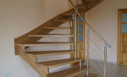 Schody policzkowe z metalowymi balustradami