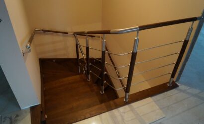 Schody policzkowe z metalowymi balustradami