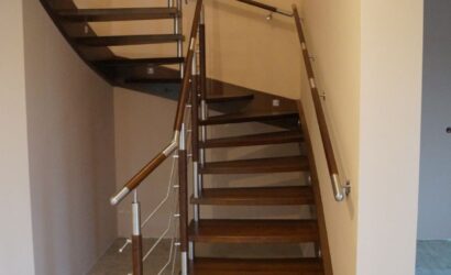 Schody policzkowe z metalowymi balustradami