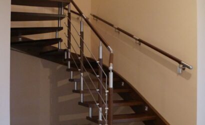 Schody policzkowe z metalowymi balustradami