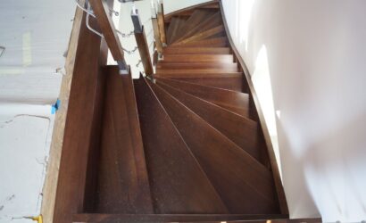 Schody policzkowe z metalowymi balustradami