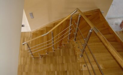 Schody policzkowe z metalowymi balustradami