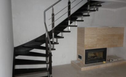 Schody policzkowe z metalowymi balustradami