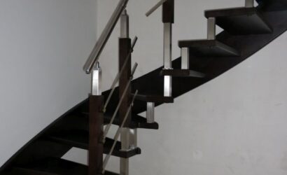 Schody policzkowe z metalowymi balustradami