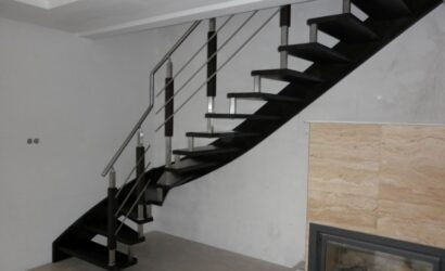 Schody policzkowe z metalowymi balustradami