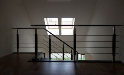 Schody policzkowe z metalowymi balustradami