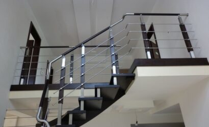 Schody policzkowe z metalowymi balustradami
