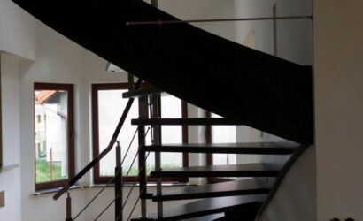 Schody policzkowe z metalowymi balustradami