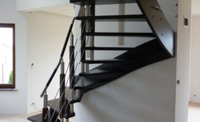 Schody policzkowe z metalowymi balustradami