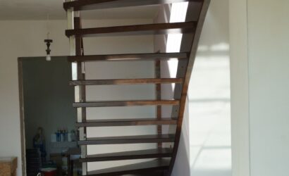 Schody policzkowe z metalowymi balustradami