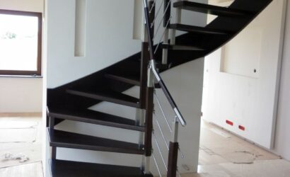 Schody policzkowe z metalowymi balustradami