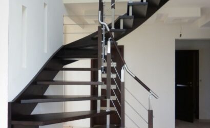Schody policzkowe z metalowymi balustradami
