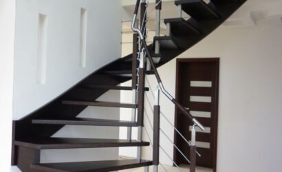 Schody policzkowe z metalowymi balustradami