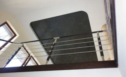 Schody policzkowe z metalowymi balustradami