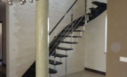 Schody policzkowe z metalowymi balustradami