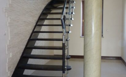 Schody policzkowe z metalowymi balustradami