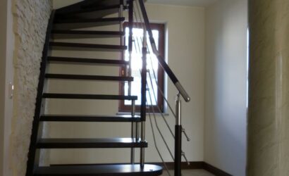 Schody policzkowe z metalowymi balustradami