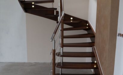 Schody policzkowe z metalowymi balustradami