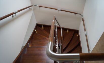 Schody policzkowe z metalowymi balustradami