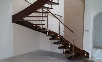 Schody policzkowe z metalowymi balustradami