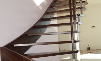 Schody policzkowe z metalowymi balustradami