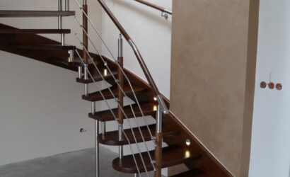 Schody policzkowe z metalowymi balustradami