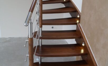 Schody policzkowe z metalowymi balustradami