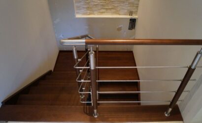 Schody policzkowe z metalowymi balustradami