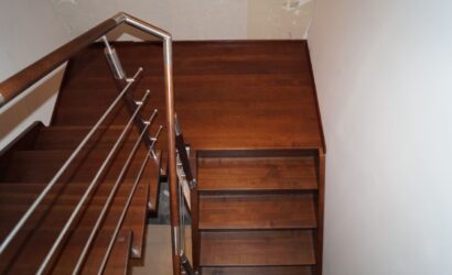 Schody policzkowe z metalowymi balustradami