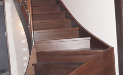 Schody policzkowe z drewnianymi balustradami