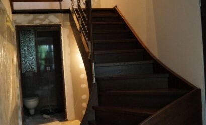 Schody policzkowe z drewnianymi balustradami