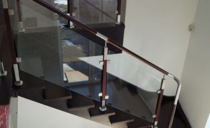 Schody policzkowe z metalowymi balustradami