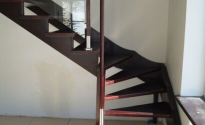 Schody policzkowe z metalowymi balustradami